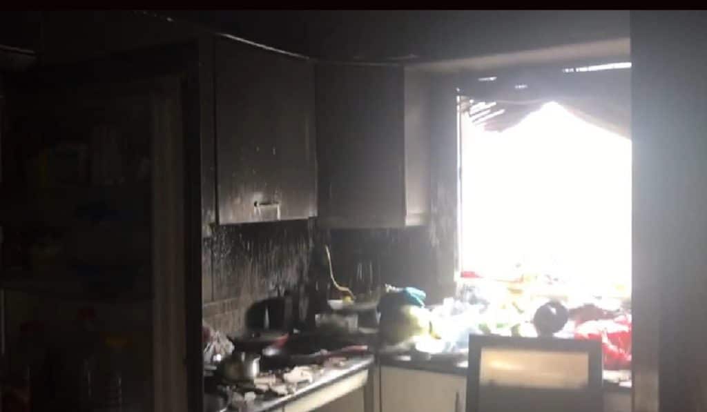 Interior de la vivienda de Gelves totalmente calcinada por las llamas.