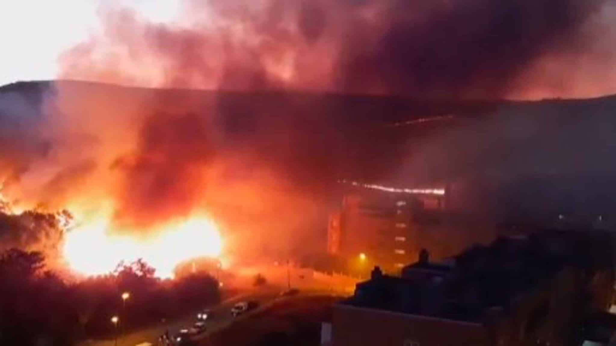 Vecinos Del Balc N De Sevilla Desalojados Por Un Incendio