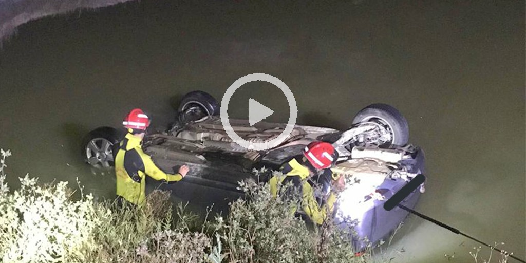 Tras la salida de la vía, el coche volcó y cayó en un canal de Isla Mayor.