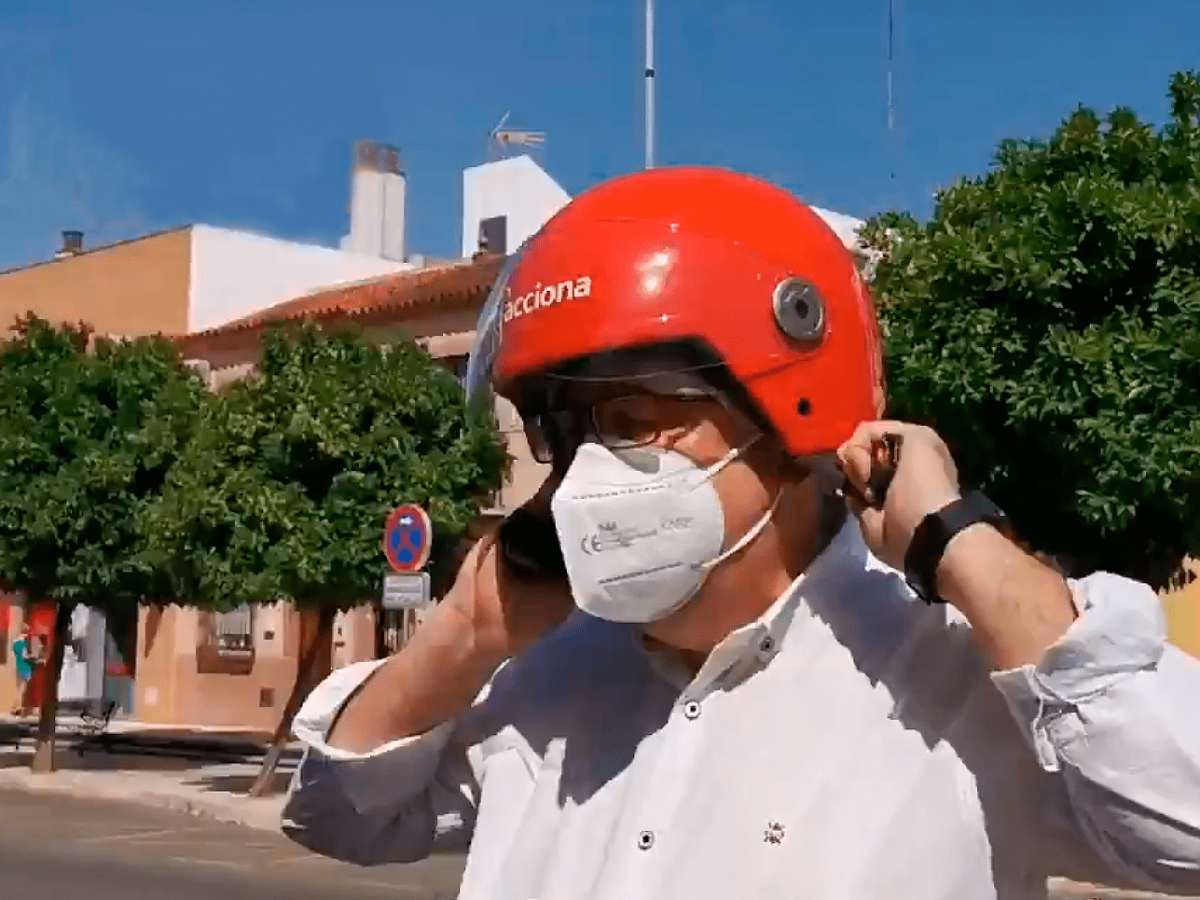 El alcalde de Bormujos se coloca el casco poco antes de cometer la infracción