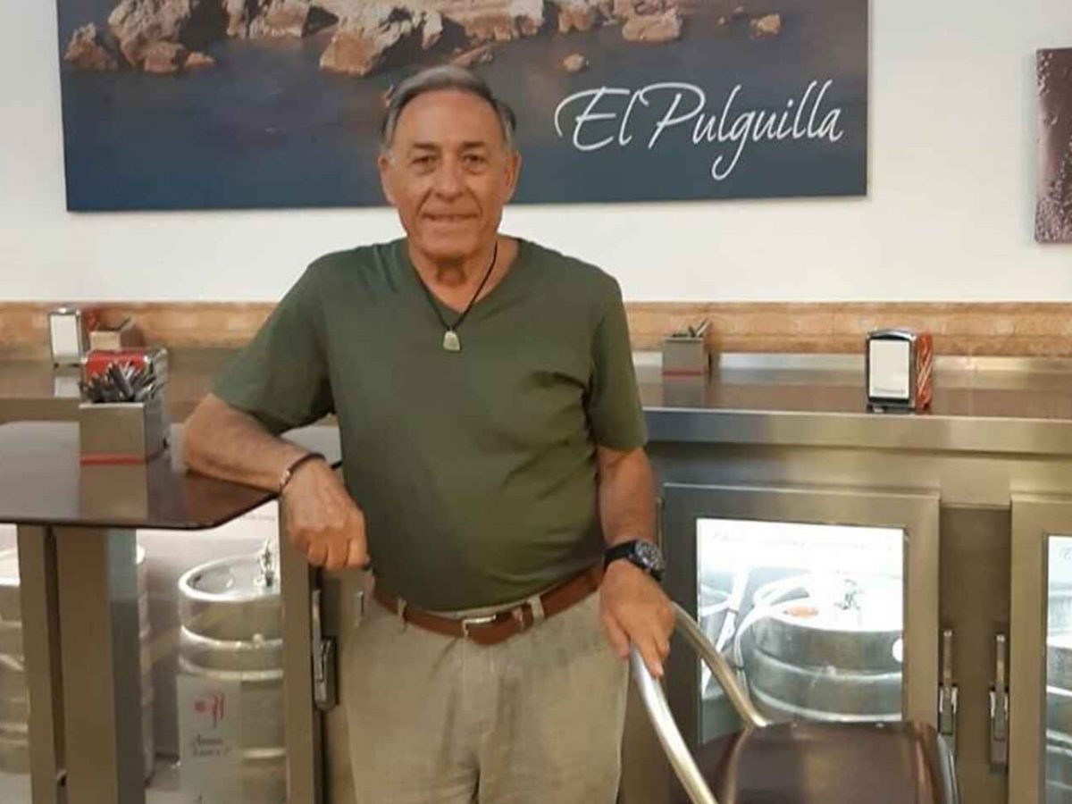 Antonio Barragán en un bar en Nerja.