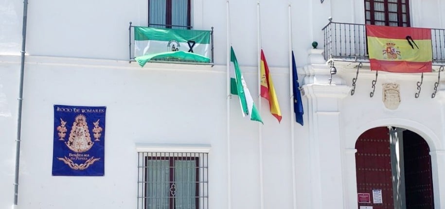 El Ayuntamiento de Tomares durante el luto oficial.