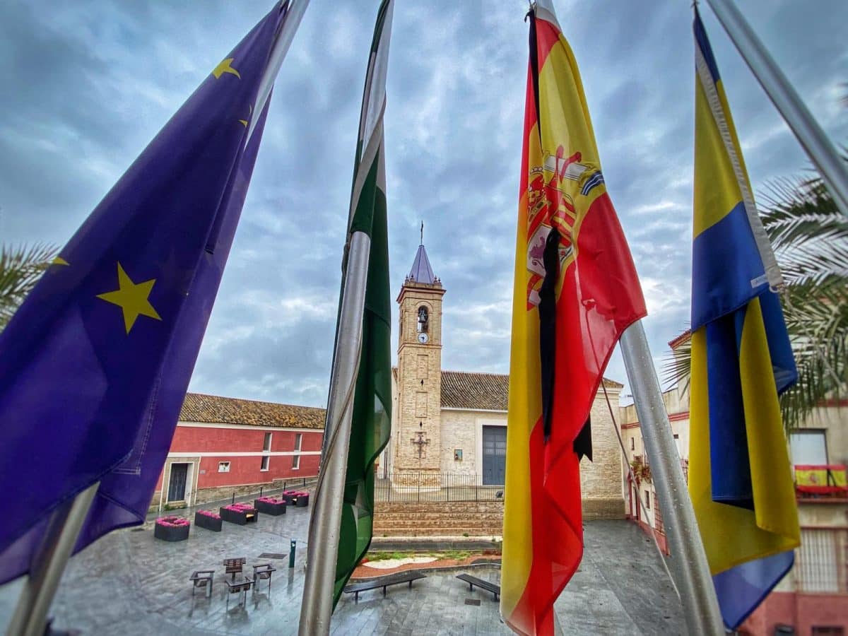 Banderas con el crespón negro en el Ayuntamiento de Gines. Foto del Ayuntamiento.