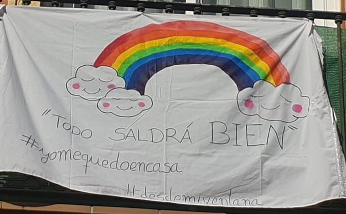 Un balcón con el dibujo y el lema "todo va a salir bien".