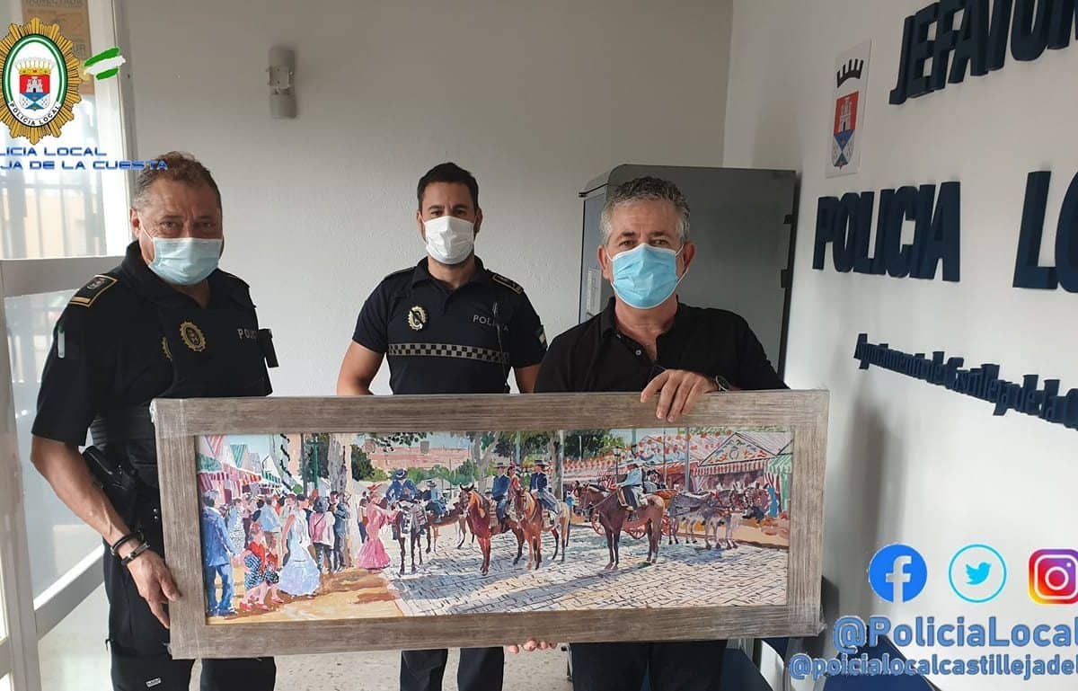 Los policías posan con la obra recuperada