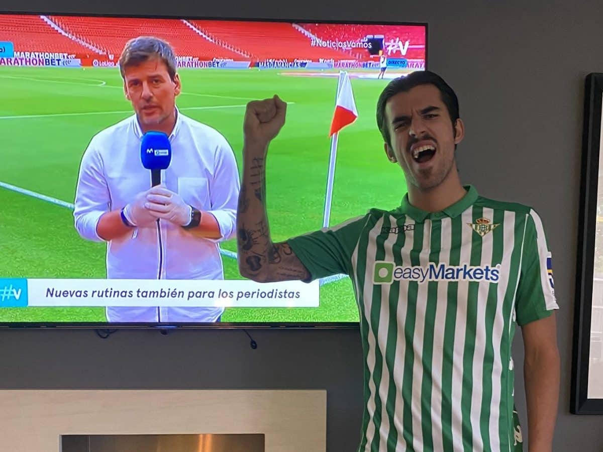 Imagen de Dani Ceballos con la camiseta del Betis subida a sus redes sociales.