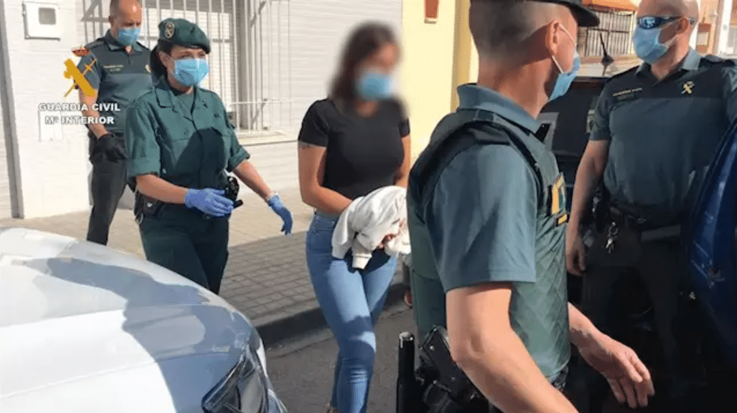 Una de las personas detenidas por la Guardia Civil en Gelves por delito de drogas.