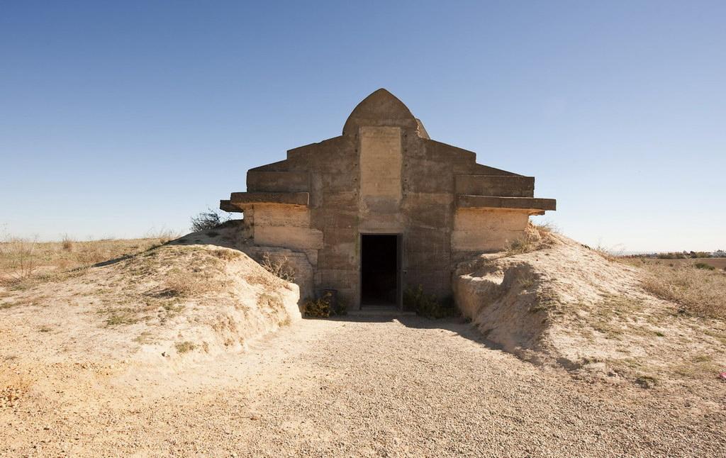 El dolmen de la Pastora se encuentra ubicado en el pueblo de Valencina de la Concepción