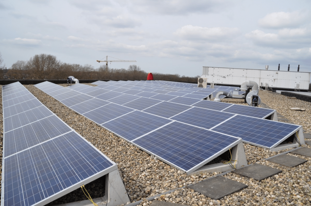 Paneles solares en una cubierta.