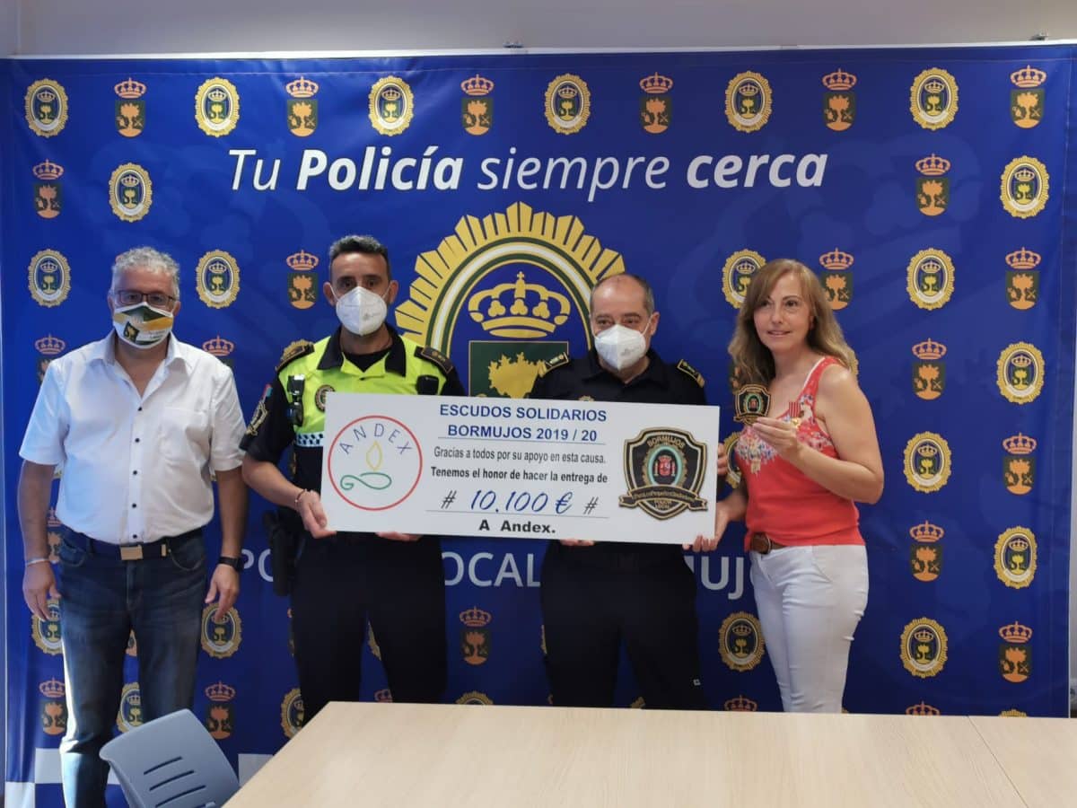 El alcalde Francisco Molina y el jefe de la Policía Local Diego Gavió junto a los responsables de la campaña. Foto del Ayuntamiento de Bormujos.