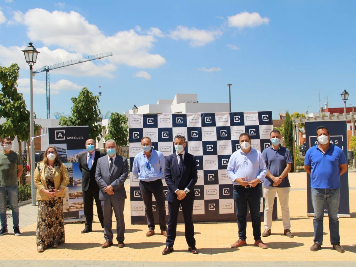 Inauguración de la urbanización de Aedas Home con el alcalde Francisco Molina y el entonces teniente alcalde Manuel Romero.