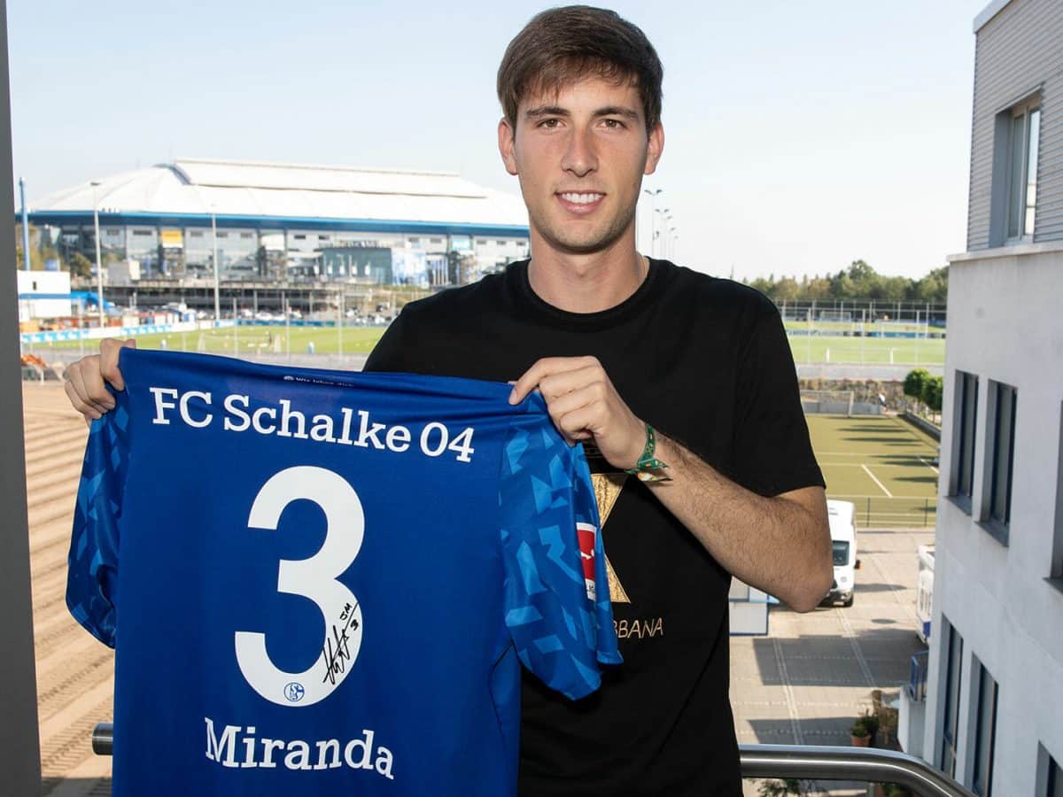 Juan Miranda durante su presentación con el Schalke 04