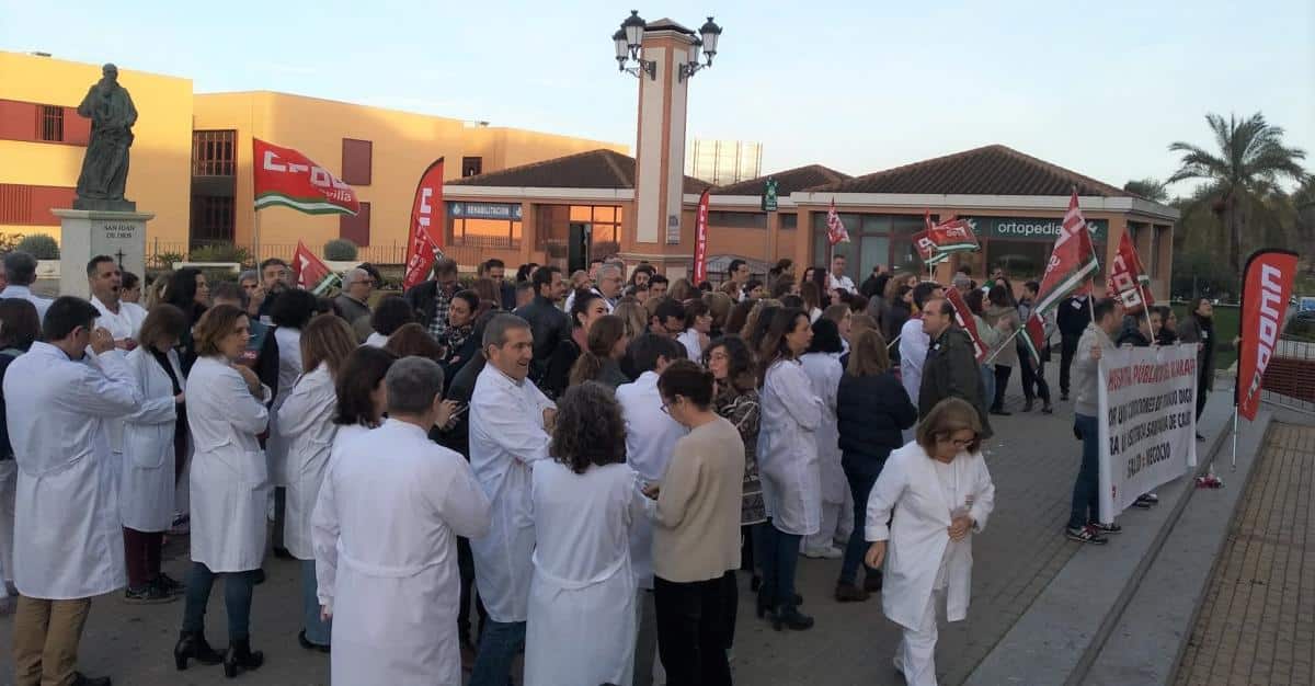 Médicos del San Juan de Dios de Aljarafe protestan por los despidos.