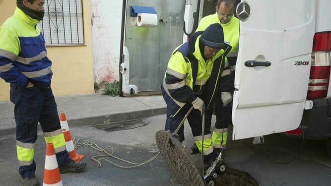 Operarios analizan el alcantarillado por donde se filtran los gases tóxicos a la barriada del Guadalquivir