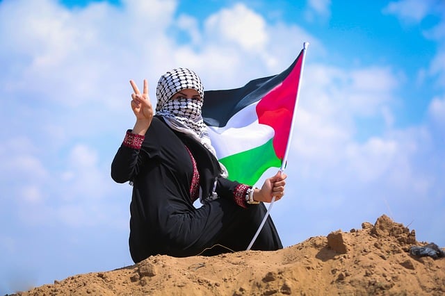 Mujer palestina hace el singo de la victoria