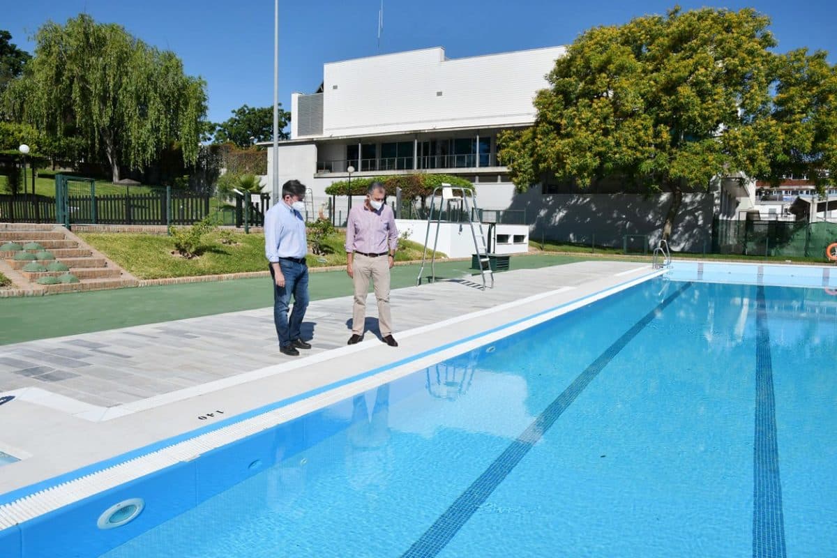 Jose Luis Sanz visita la piscina municipal de Tomares.