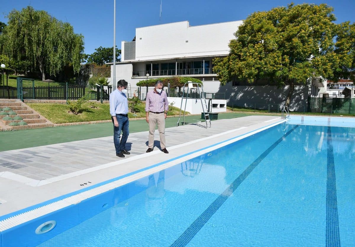 Jose Luis Sanz visita la piscina municipal de Tomares.