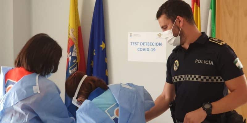 Policía de Castilleja de la Cuesta se realiza la prueba de la Covid-19