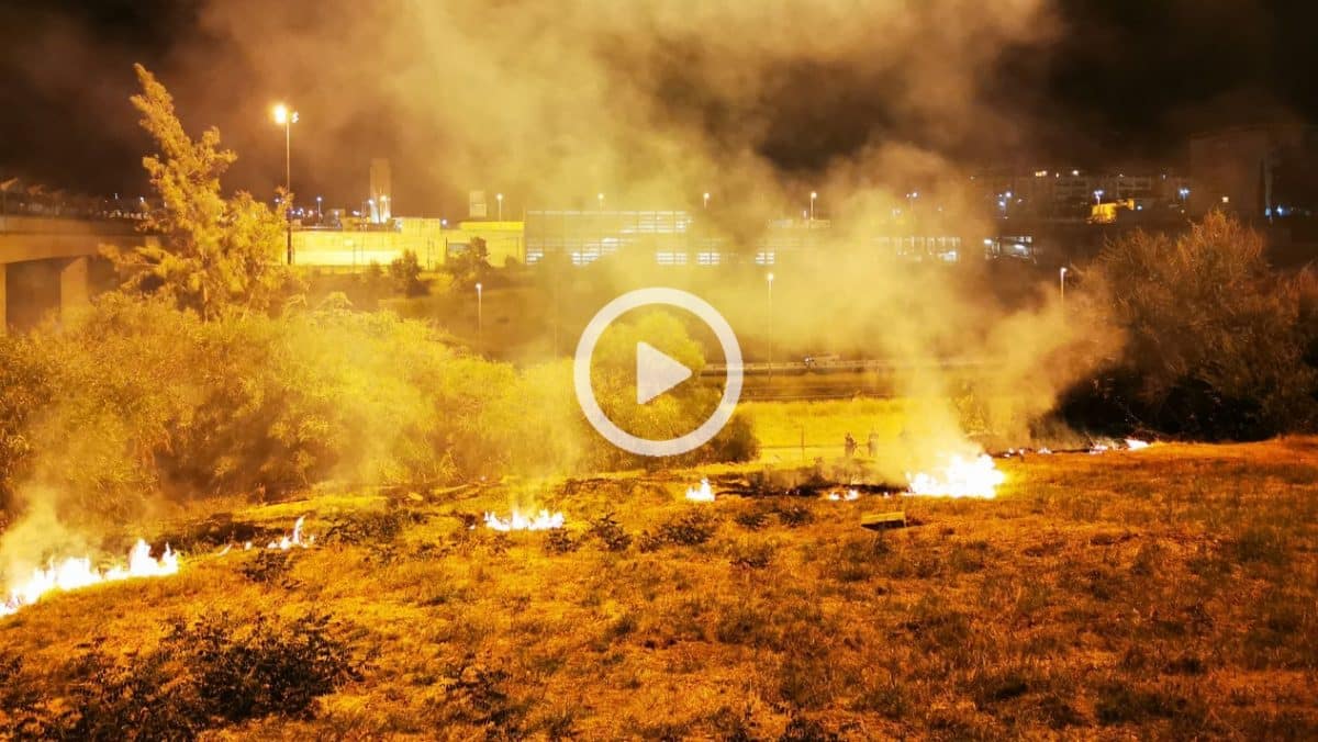 Incendio en San Juan junto al puente de los Derechos Humanos