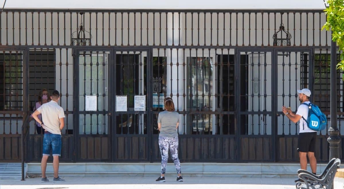 La foto del Partido Popular para denunciar la atención al cliente en Espartinas a través de una reja.