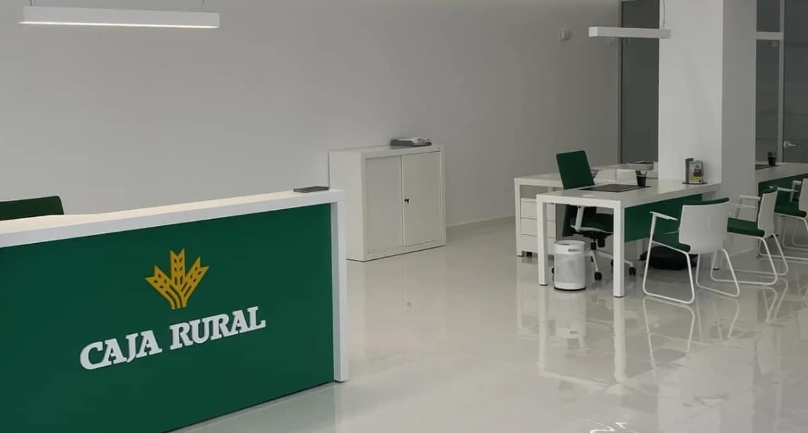 Interior de la nueva sucursal de Caja Rural del Sur en Gines.