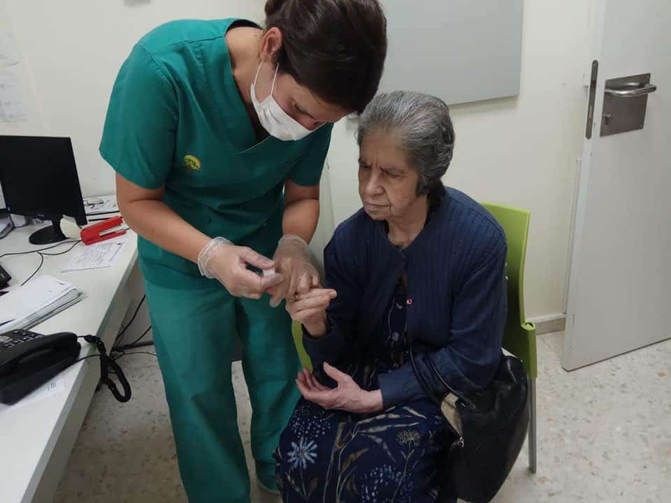 Realización de un test a una de las residentes de Santiponce. Foto del Ayuntamiento.