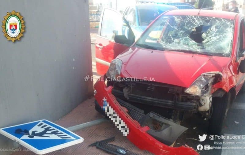 Imagen del coche que se vio involucrado en el accidente. Foto de la Policía de Castilleja de la Cuesta.