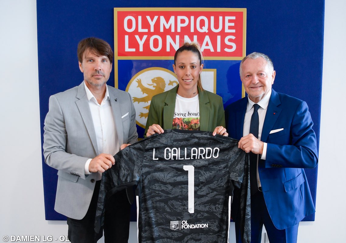 Lola Gallardo en su presentación con el Olympique de Lyon