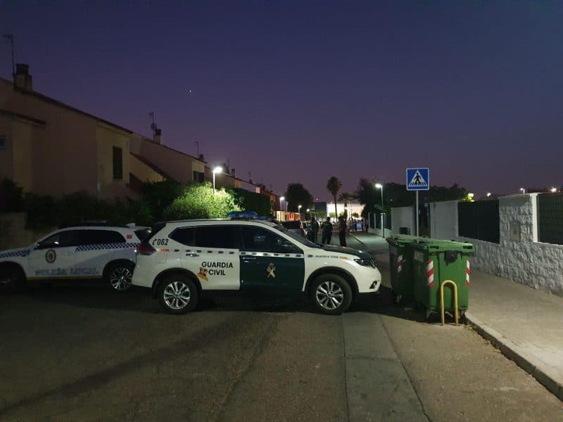 Calle acordonada por la Guardia Civil tras producirse el crimen de Valencina.