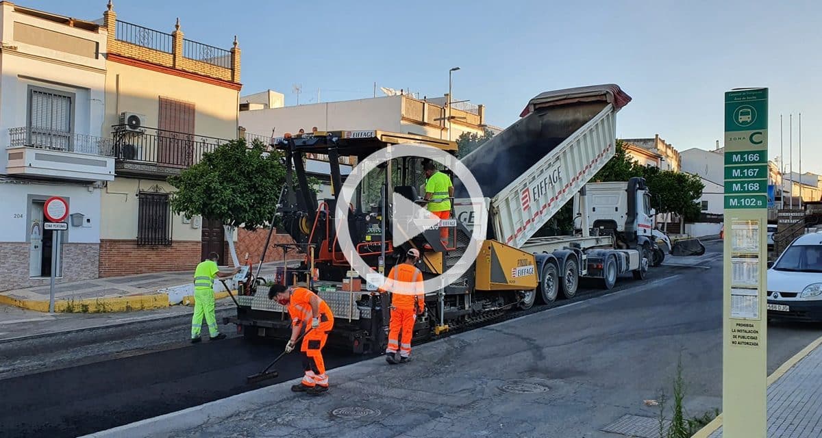 El reasfaltado de la A8076 a su paso por el casco urbano de Espartinas.