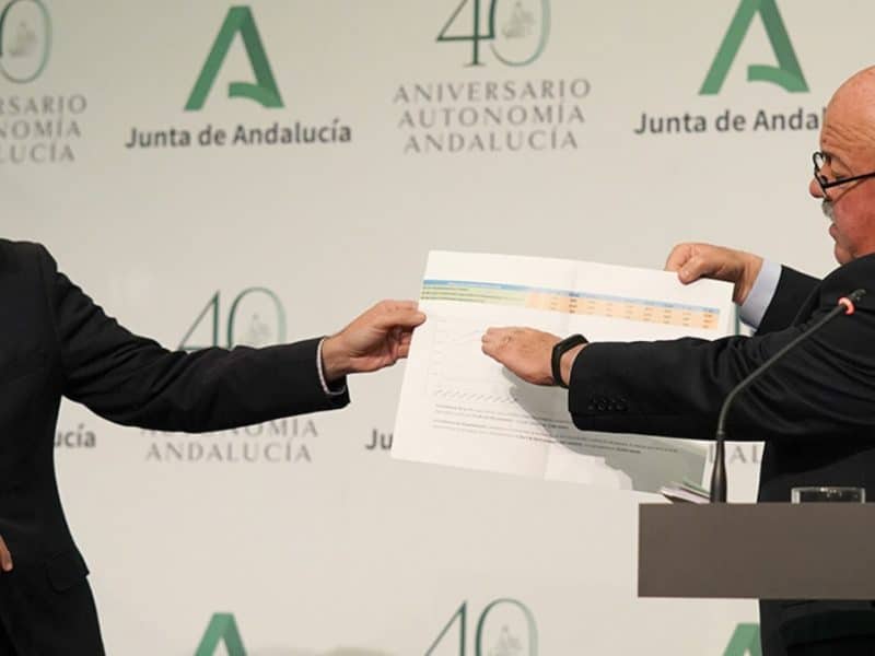 El portavoz del Gobierno andaluz, Elías Bendodo, y el consejero de Salud, Jesús Aguirre. Foto de la Junta de Andalucía.