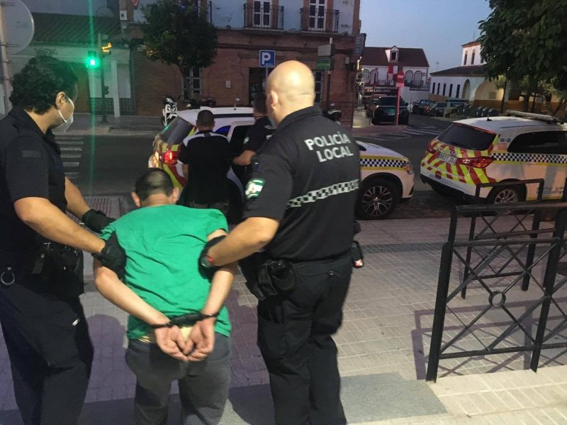 Momento de la detención de la Policía Local de Bormujos a uno de los ladrones.