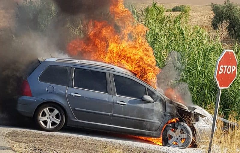 El vehículo ardía ayer en la carretera de Salteras dirección Gerena. Foto de la Policía Local de Salteras.