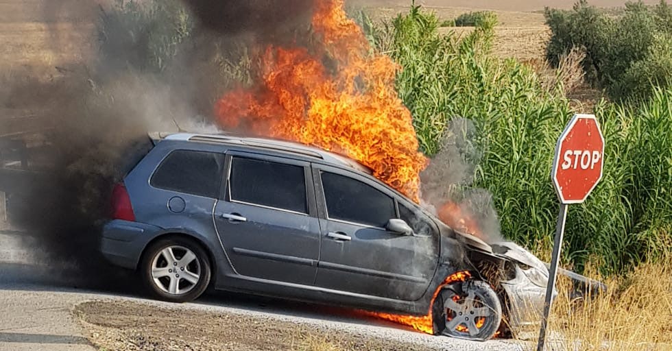 El vehículo ardía ayer en la carretera de Salteras dirección Gerena. Foto de la Policía Local de Salteras.