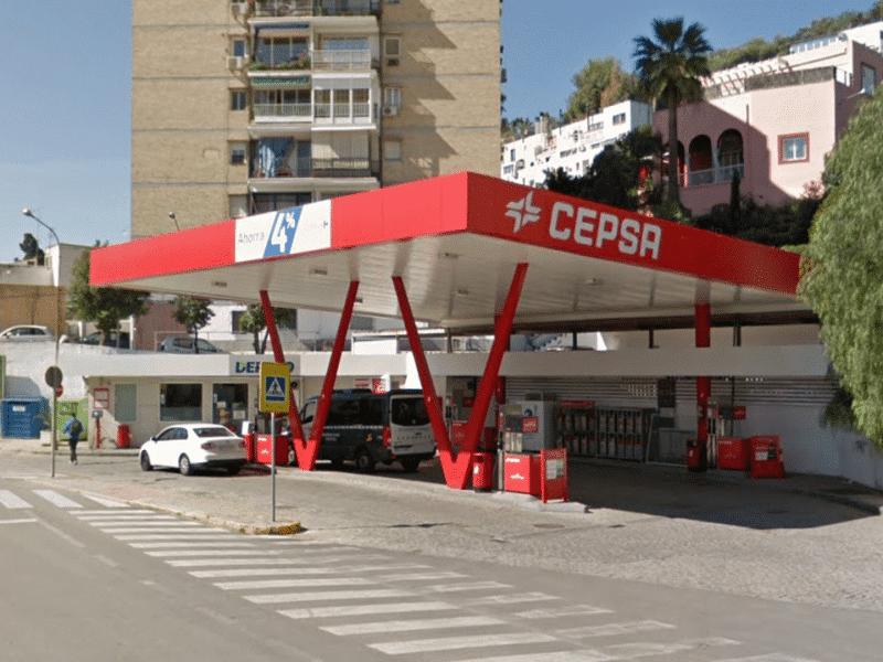 Gasolinera Cepsa ubicada en la calle Ramón y Cajal de San Juan de Aznalfarache.