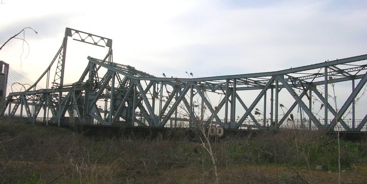 Puente de hierro de Alfonso XIII en su ubicación actual en un solar de la Autoridad Portuaria.