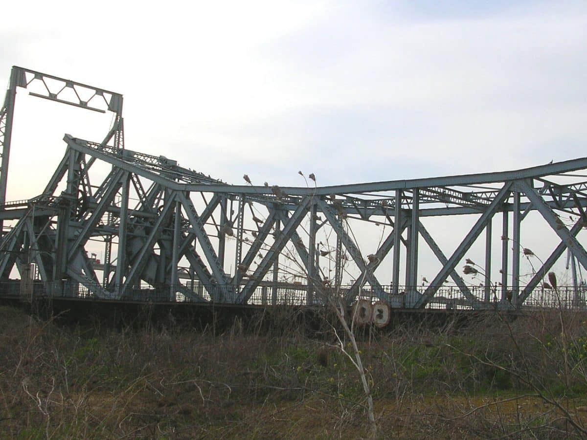 Puente de hierro de Alfonso XIII en su ubicación actual en un solar de la Autoridad Portuaria.