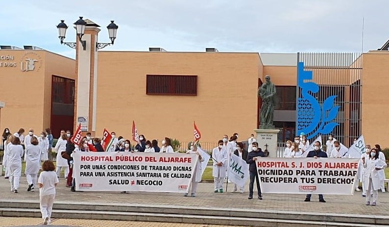 Imagen de la concentración frente al Hospital. Foto: CCOO de Sevilla