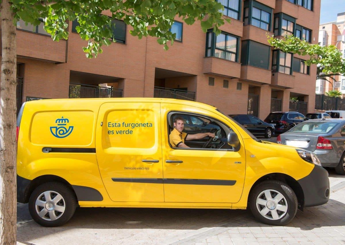 Una de las nuevas furgonetas eléctricas de Correos. Foto: Correos.