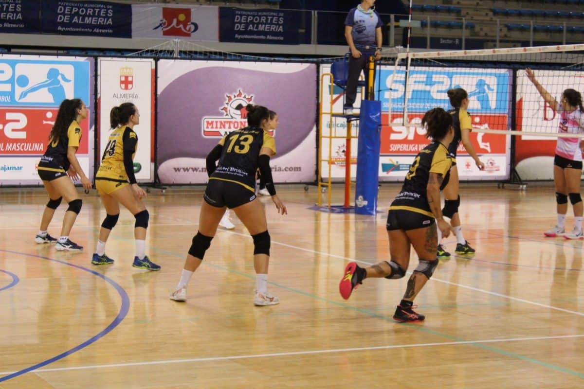 Las guerreras, durante su encuentro en Almería. Foto: Mairena Voley Club