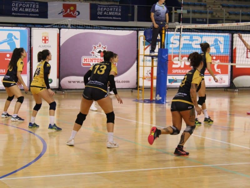 Las guerreras, durante su encuentro en Almería. Foto: Mairena Voley Club