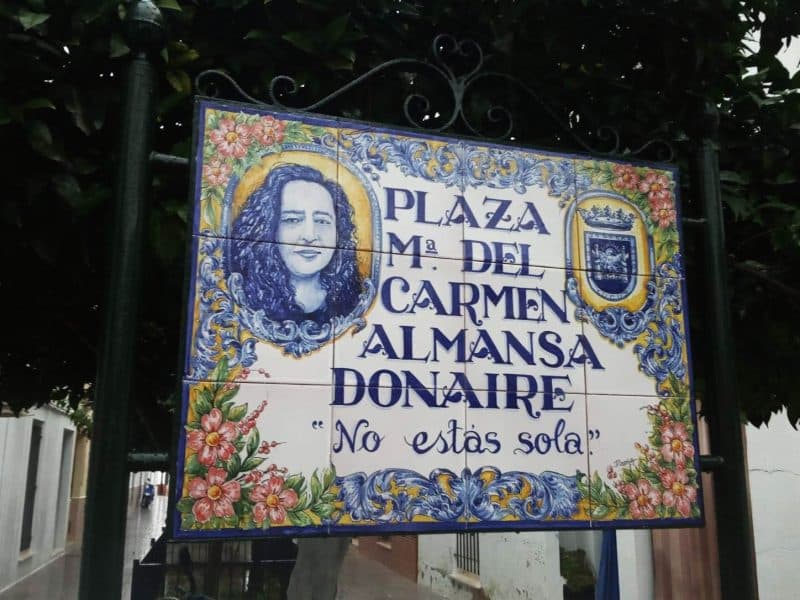 Cerámica que rotula la plaza María del Carmen Almansa Donaire en Sanlúcar.