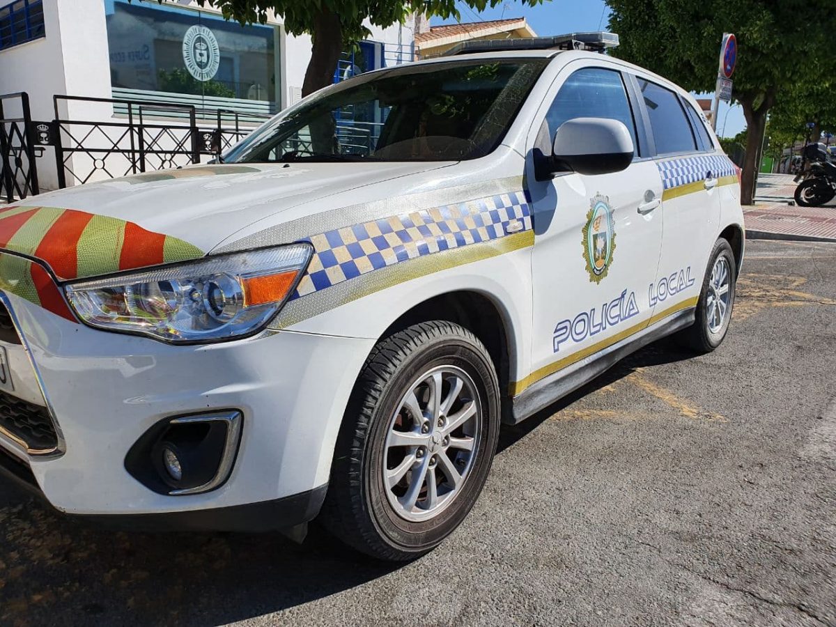 Coche de la Policía Local de Bormujos frente a la Jefatura. Foto de Aljarafe Digital.