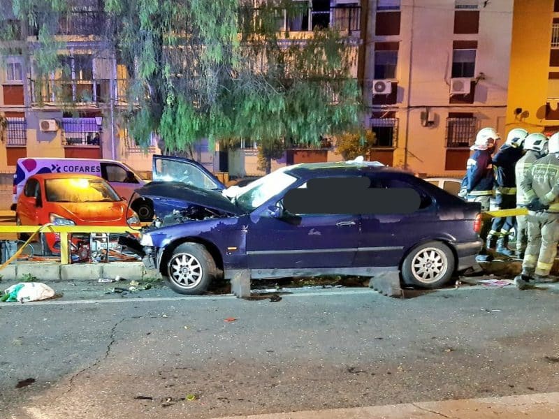 Situación del coche empotrado en el quitamiedo que separa la carretera de la avenida de Andalucía. Foto de los bomberos del Aljarafe.