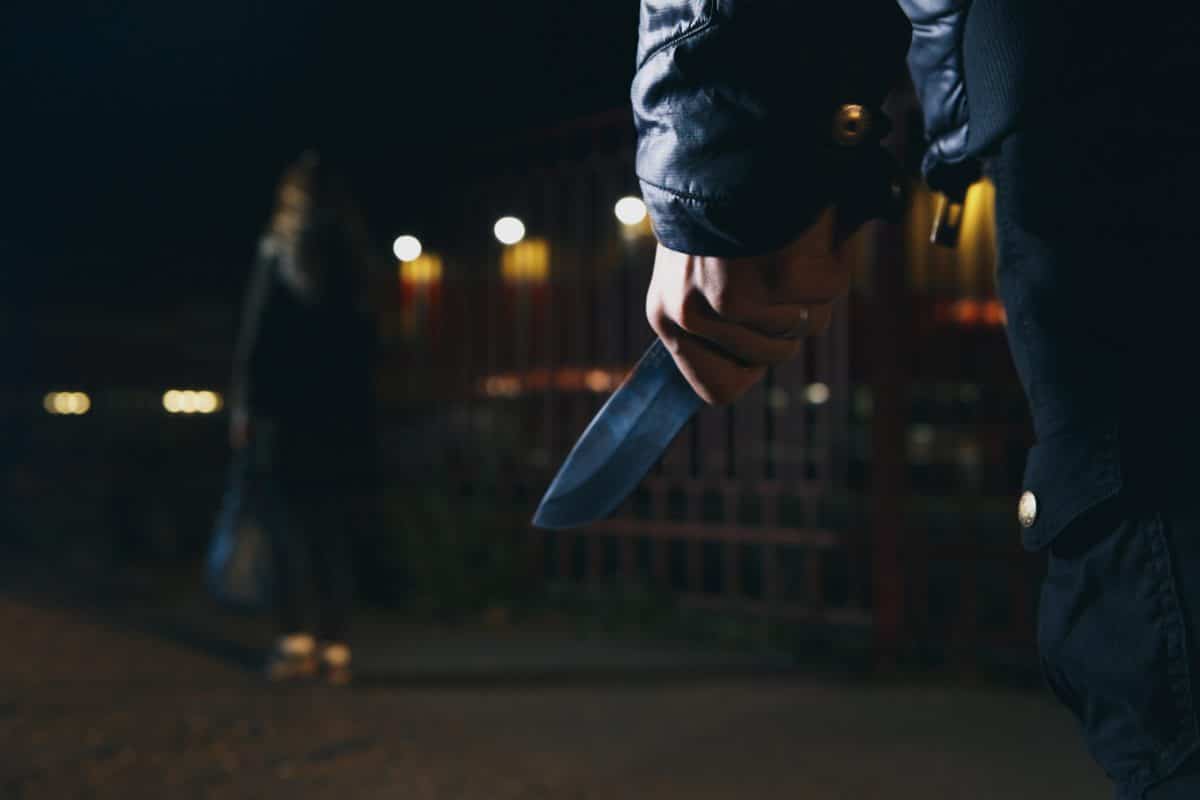 Le arrebató el bolso con un cuchillo de noche mientras volvía a su casa. Imagen de Shutterstock.