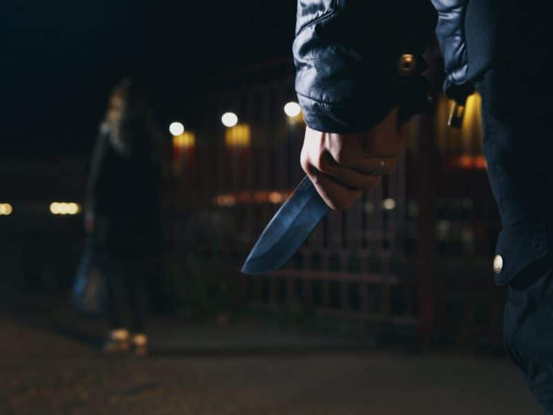 Le arrebató el bolso con un cuchillo de noche mientras volvía a su casa. Imagen de Shutterstock.