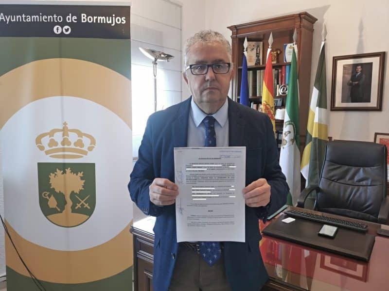 Francisco Molina, alcalde de Bormujos, registrando su petición en el Juzgado de Paz. PSOE