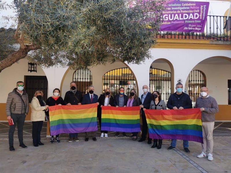 Representantes del consistorio bormujero y activistas LGTBI apoyan al vecino atacado.