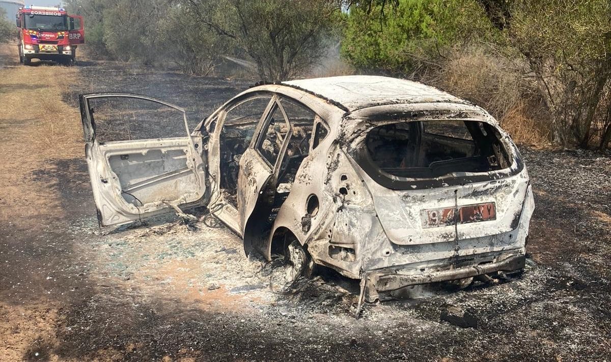 Coche robado que apareció calcinado en Mairena del Aljarafe el pasado mes de septiembre.