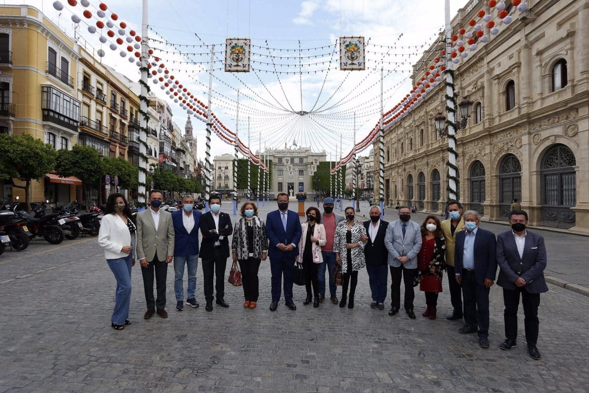 Los artistas que participarán en el concierto junto al Delegado de Fiestas Mayores del Ayuntamiento de Sevilla en la Plaza de San Francisco.